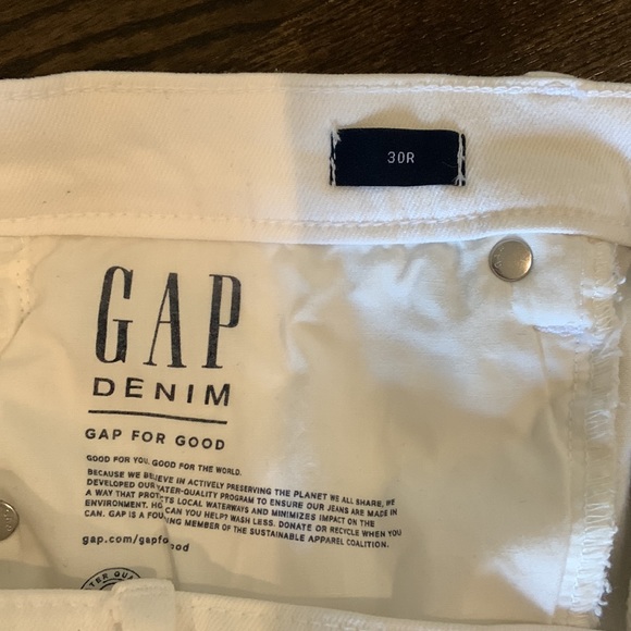 Never worn! Gap white jean shorts! - Picture 4 of 4